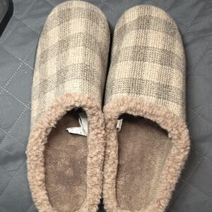 Isotoner Men's Plaid Tan and Gray Fleece Slippers